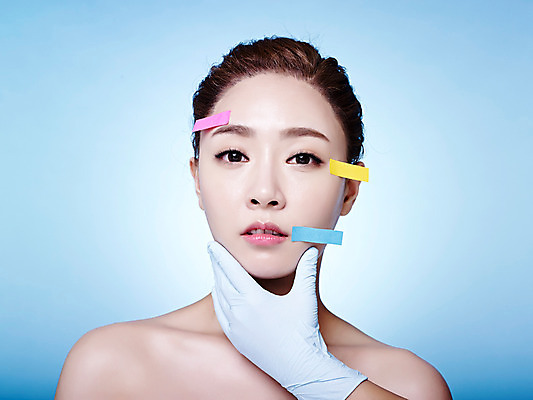 포토 JPG 스튜디오촬영 손 여자 실내 상반신 20대 성인 두명 앞모습 신체부위 뷰티 한국인 성형수술 포스트잇 파란배경 올림머리 수술장갑 의료성형뷰티 국내포토 헤어스타일 뷰포인트 장갑 백그라운드 사람 동양인 청년 내부 파란색 메모지 수술 파일형식
