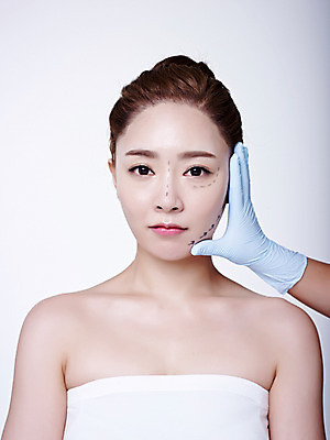 포토 JPG 스튜디오촬영 손 여자 점선 실내 상반신 20대 성인 두명 앞모습 신체부위 뷰티 한국인 성형수술 튜브탑 흰배경 올림머리 수술장갑 의료성형뷰티 국내포토 헤어스타일 선 뷰포인트 장갑 백그라운드 상의 사람 동양인 청년 내부 흰색 수술 파일형식