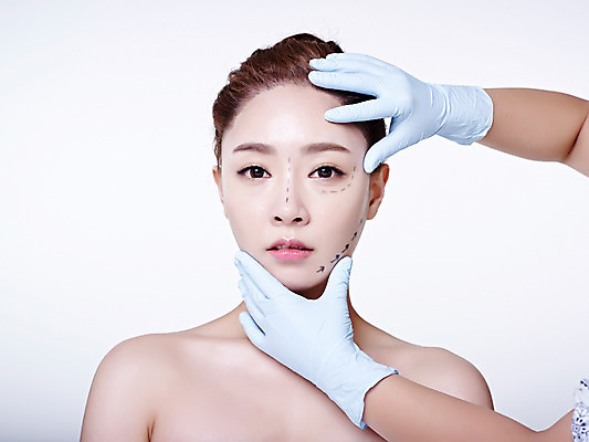 포토 JPG 스튜디오촬영 손 여자 점선 실내 상반신 20대 성인 두명 앞모습 신체부위 뷰티 한국인 성형수술 흰배경 올림머리 수술장갑 의료성형뷰티 국내포토 헤어스타일 선 뷰포인트 장갑 백그라운드 사람 동양인 청년 내부 흰색 수술 파일형식