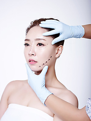 포토 JPG 스튜디오촬영 손 여자 점선 실내 상반신 20대 성인 두명 옆모습 신체부위 뷰티 한국인 성형수술 튜브탑 흰배경 올림머리 수술장갑 의료성형뷰티 국내포토 헤어스타일 선 뷰포인트 장갑 백그라운드 상의 사람 동양인 청년 내부 흰색 수술 파일형식