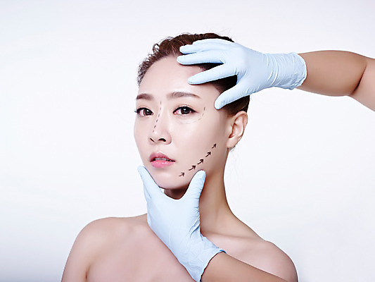 포토 JPG 스튜디오촬영 손 여자 점선 실내 상반신 20대 성인 두명 옆모습 신체부위 뷰티 한국인 성형수술 흰배경 올림머리 수술장갑 의료성형뷰티 국내포토 헤어스타일 선 뷰포인트 장갑 백그라운드 사람 동양인 청년 내부 흰색 수술 파일형식