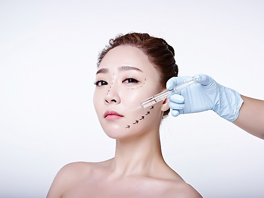 포토 JPG 스튜디오촬영 손 여자 점선 실내 상반신 20대 성인 두명 옆모습 신체부위 뷰티 한국인 성형수술 흰배경 올림머리 수술장갑 의료성형뷰티 국내포토 헤어스타일 선 뷰포인트 장갑 백그라운드 사람 동양인 청년 내부 흰색 수술 파일형식