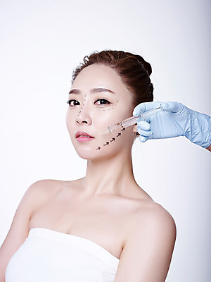 포토 JPG 스튜디오촬영 손 여자 점선 실내 상반신 20대 성인 두명 옆모습 신체부위 뷰티 한국인 성형수술 튜브탑 흰배경 올림머리 수술장갑 의료성형뷰티 국내포토 헤어스타일 선 뷰포인트 장갑 백그라운드 상의 사람 동양인 청년 내부 흰색 수술 파일형식