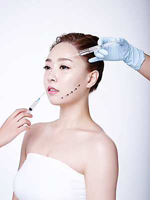 포토 JPG 스튜디오촬영 손 여자 점선 실내 상반신 20대 성인 두명 옆모습 신체부위 뷰티 한국인 성형수술 튜브탑 흰배경 올림머리 수술장갑 의료성형뷰티 국내포토 헤어스타일 선 뷰포인트 장갑 백그라운드 상의 사람 동양인 청년 내부 흰색 수술 파일형식