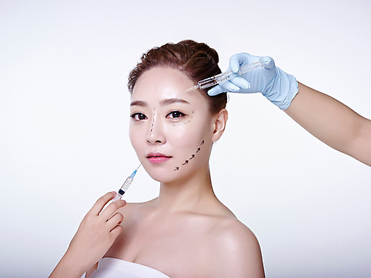 포토 JPG 스튜디오촬영 손 여자 점선 실내 상반신 20대 성인 두명 옆모습 신체부위 뷰티 한국인 성형수술 튜브탑 흰배경 올림머리 수술장갑 의료성형뷰티 국내포토 헤어스타일 선 뷰포인트 장갑 백그라운드 상의 사람 동양인 청년 내부 흰색 수술 파일형식