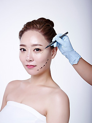 포토 JPG 스튜디오촬영 손 여자 점선 실내 상반신 20대 성인 두명 옆모습 신체부위 뷰티 한국인 성형수술 튜브탑 흰배경 올림머리 수술장갑 의료성형뷰티 국내포토 헤어스타일 선 뷰포인트 장갑 백그라운드 상의 사람 동양인 청년 내부 흰색 수술 파일형식