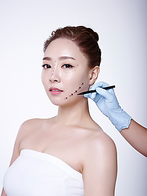 포토 JPG 스튜디오촬영 손 여자 점선 실내 상반신 20대 성인 두명 옆모습 신체부위 뷰티 한국인 성형수술 튜브탑 흰배경 올림머리 수술장갑 의료성형뷰티 국내포토 헤어스타일 선 뷰포인트 장갑 백그라운드 상의 사람 동양인 청년 내부 흰색 수술 파일형식