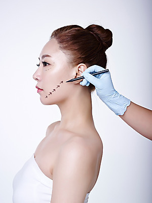 포토 JPG 스튜디오촬영 손 여자 점선 실내 상반신 20대 성인 두명 옆모습 신체부위 뷰티 한국인 성형수술 튜브탑 흰배경 올림머리 수술장갑 의료성형뷰티 국내포토 헤어스타일 선 뷰포인트 장갑 백그라운드 상의 사람 동양인 청년 내부 흰색 수술 파일형식