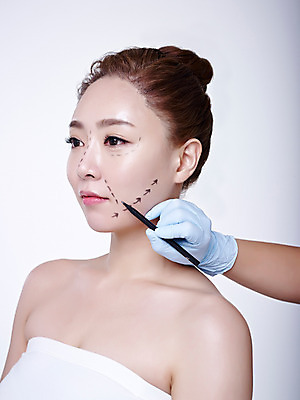 포토 JPG 스튜디오촬영 손 여자 점선 실내 상반신 20대 성인 두명 옆모습 신체부위 뷰티 한국인 성형수술 튜브탑 흰배경 올림머리 수술장갑 의료성형뷰티 국내포토 헤어스타일 선 뷰포인트 장갑 백그라운드 상의 사람 동양인 청년 내부 흰색 수술 파일형식