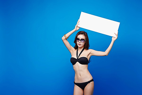 포토 JPG 스튜디오촬영 여자 사각프레임 실내 한명 서기 상반신 20대 성인 앞모습 비키니 선글라스 한국인 파마 파란배경 뱅글 의료성형뷰티 청년여자한명만 성인여자한명만 안경낌 국내포토 1 헤어스타일 수영복 안경 뷰포인트 백그라운드 모션 프레임 사람 동양인 청년 내부 파란색 사각형 여자한명만 성인여자만 청년여자만 파일형식