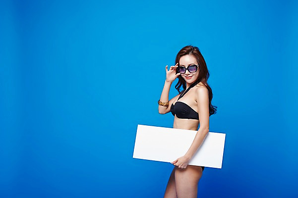 포토 JPG 스튜디오촬영 여자 사각프레임 실내 한명 서기 미소 상반신 20대 성인 비키니 선글라스 한국인 파마 파란배경 뱅글 의료성형뷰티 청년여자한명만 성인여자한명만 안경낌 국내포토 1 헤어스타일 수영복 안경 백그라운드 모션 프레임 표정 사람 동양인 청년 내부 파란색 사각형 여자한명만 성인여자만 청년여자만 파일형식