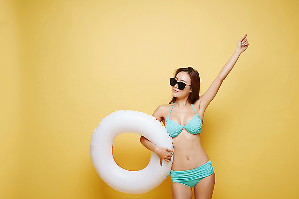 포토 JPG 스튜디오촬영 여자 실내 한명 서기 상반신 20대 성인 앞모습 비키니 선글라스 한국인 파마 튜브 노란배경 의료성형뷰티 청년여자한명만 성인여자한명만 안경낌 국내포토 1 헤어스타일 수영복 안경 뷰포인트 백그라운드 모션 사람 동양인 청년 내부 노란색 여자한명만 성인여자만 청년여자만 파일형식