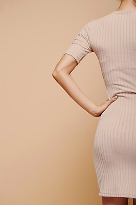 포토 JPG 스튜디오촬영 원피스 여자 허리손 실내 한명 20대 성인 한국인 하반신 의료성형뷰티 베이지색배경 국내포토 1 옷 포즈 백그라운드 사람 동양인 청년 내부 베이지색 파일형식