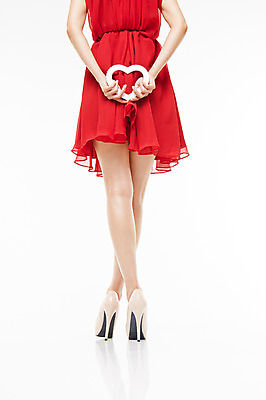 포토 JPG 스튜디오촬영 원피스 여자 실내 한명 서기 들기 손짓 20대 성인 뒷모습 빨간색 한국인 하반신 다리꼬기 하트 하이힐 흰배경 의료성형뷰티 국내포토 모양 1 옷 구두 뷰포인트 컬러 백그라운드 모션 사람 동양인 청년 내부 흰색 여성화 파일형식