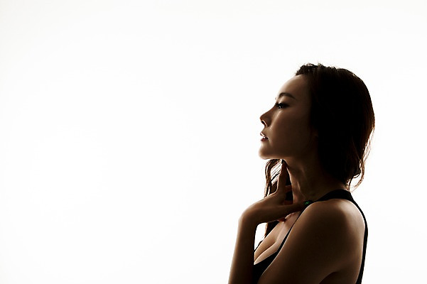 포토 JPG 스튜디오촬영 원피스 여자 실내 한명 상반신 20대 성인 옆모습 한국인 역광 의료성형뷰티 청년여자한명만 성인여자한명만 국내포토 1 옷 뷰포인트 사람 동양인 청년 내부 여자한명만 성인여자만 청년여자만 파일형식