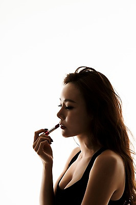 포토 JPG 스튜디오촬영 원피스 여자 실내 한명 상반신 20대 성인 옆모습 화장 한국인 립스틱 역광 의료성형뷰티 청년여자한명만 성인여자한명만 국내포토 1 옷 뷰포인트 사람 동양인 청년 내부 뷰티 화장품 여자한명만 성인여자만 청년여자만 파일형식