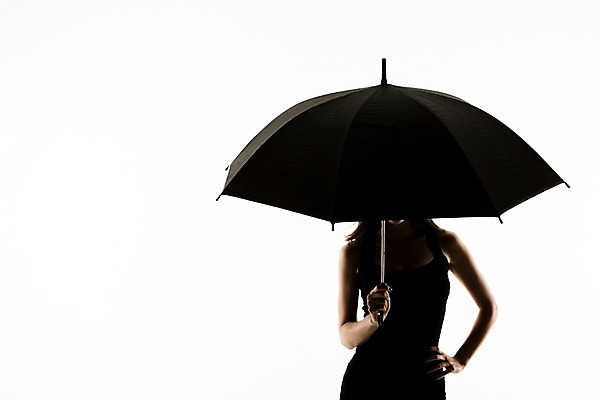 포토 JPG 스튜디오촬영 원피스 여자 허리손 우산 실내 한명 들기 상반신 20대 성인 앞모습 펼침 한국인 역광 의료성형뷰티 국내포토 1 옷 뷰포인트 포즈 모션 사람 동양인 청년 내부 파일형식