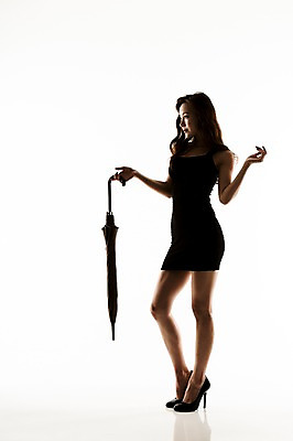 포토 JPG 스튜디오촬영 전신 원피스 여자 우산 실내 한명 서기 들기 20대 성인 옆모습 한국인 하이힐 역광 의료성형뷰티 청년여자한명만 성인여자한명만 국내포토 1 옷 구두 뷰포인트 모션 사람 동양인 청년 내부 여성화 여자한명만 성인여자만 청년여자만 파일형식