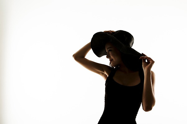 포토 JPG 스튜디오촬영 원피스 여자 실내 한명 미소 상반신 20대 성인 앞모습 한국인 역광 챙모자 의료성형뷰티 청년여자한명만 성인여자한명만 국내포토 모자_잡화 1 옷 뷰포인트 표정 사람 동양인 청년 내부 여자한명만 성인여자만 청년여자만 파일형식