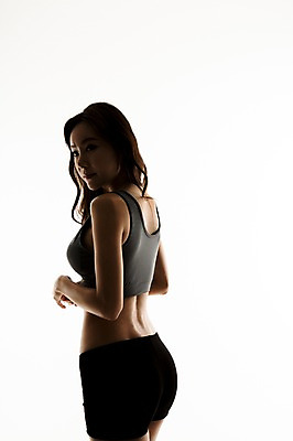 포토 JPG 스튜디오촬영 여자 실내 한명 서기 상반신 20대 성인 한국인 탱크톱 역광 핫팬츠 의료성형뷰티 청년여자한명만 성인여자한명만 국내포토 1 상의 바지 모션 사람 동양인 청년 내부 여자한명만 성인여자만 청년여자만 파일형식