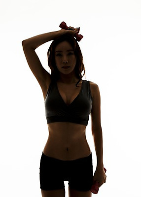 포토 JPG 스튜디오촬영 여자 실내 한명 서기 상반신 20대 성인 아령 한국인 탱크톱 역광 핫팬츠 의료성형뷰티 청년여자한명만 성인여자한명만 국내포토 1 상의 바지 모션 사람 동양인 청년 내부 여자한명만 성인여자만 청년여자만 파일형식