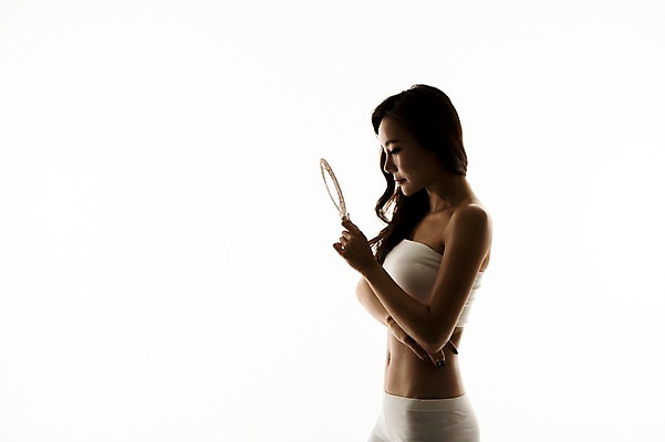 포토 JPG 스튜디오촬영 여자 실내 한명 상반신 20대 성인 옆모습 한국인 튜브탑 역광 손거울 의료성형뷰티 청년여자한명만 성인여자한명만 국내포토 1 뷰포인트 상의 사람 동양인 청년 내부 거울 여자한명만 성인여자만 청년여자만 파일형식