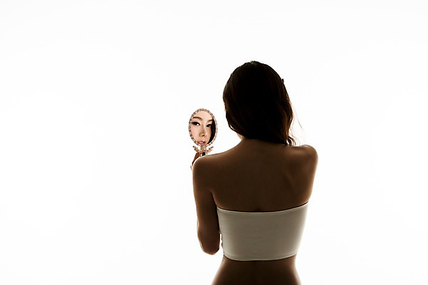 포토 JPG 스튜디오촬영 여자 실내 한명 상반신 20대 성인 뒷모습 한국인 튜브탑 역광 손거울 의료성형뷰티 국내포토 1 뷰포인트 상의 사람 동양인 청년 내부 거울 파일형식