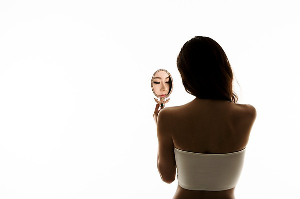 포토 JPG 스튜디오촬영 여자 실내 한명 상반신 20대 성인 뒷모습 한국인 튜브탑 역광 손거울 의료성형뷰티 국내포토 1 뷰포인트 상의 사람 동양인 청년 내부 거울 파일형식