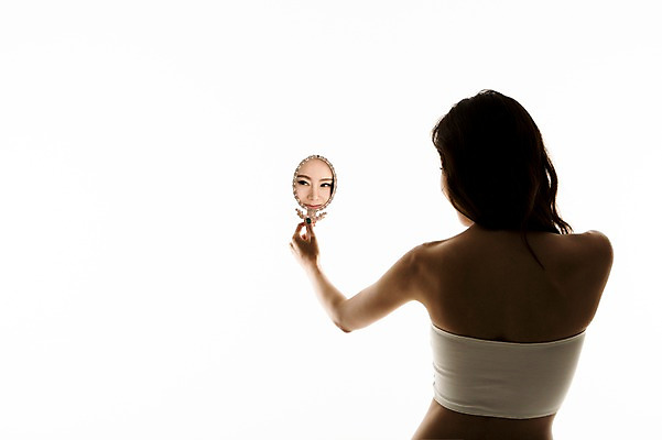포토 JPG 스튜디오촬영 여자 실내 한명 상반신 20대 성인 뒷모습 한국인 튜브탑 역광 손거울 의료성형뷰티 국내포토 1 뷰포인트 상의 사람 동양인 청년 내부 거울 파일형식