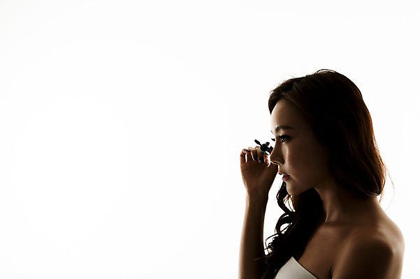 포토 JPG 스튜디오촬영 여자 실내 한명 상반신 20대 성인 옆모습 화장 한국인 튜브탑 마스카라 역광 의료성형뷰티 청년여자한명만 성인여자한명만 국내포토 1 뷰포인트 상의 사람 동양인 청년 내부 뷰티 화장품 여자한명만 성인여자만 청년여자만 파일형식