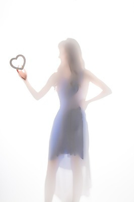 포토 JPG 스튜디오촬영 원피스 여자 실루엣 실내 한명 상반신 20대 성인 한국인 하트 의료성형뷰티 국내포토 모양 1 옷 촬영기법 사람 동양인 청년 내부 파일형식