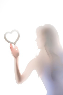 포토 JPG 스튜디오촬영 원피스 여자 실루엣 실내 한명 상반신 20대 성인 한국인 하트 의료성형뷰티 국내포토 모양 1 옷 촬영기법 사람 동양인 청년 내부 파일형식