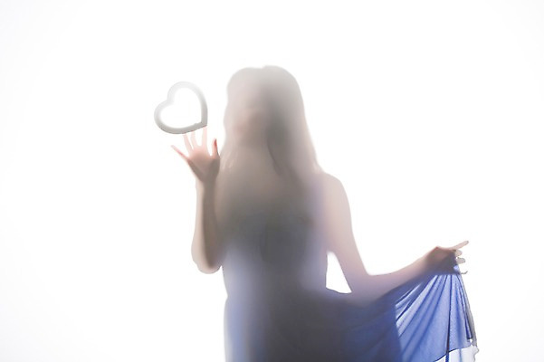 포토 JPG 스튜디오촬영 원피스 여자 실루엣 실내 한명 상반신 20대 성인 한국인 하트 의료성형뷰티 국내포토 모양 1 옷 촬영기법 사람 동양인 청년 내부 파일형식