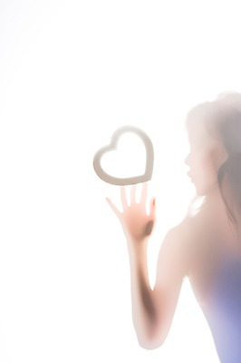 포토 JPG 스튜디오촬영 원피스 여자 실루엣 실내 한명 상반신 20대 성인 한국인 하트 의료성형뷰티 국내포토 모양 1 옷 촬영기법 사람 동양인 청년 내부 파일형식