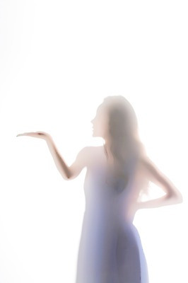 포토 JPG 스튜디오촬영 원피스 여자 실루엣 실내 한명 손짓 상반신 20대 성인 한국인 의료성형뷰티 국내포토 1 옷 모션 촬영기법 사람 동양인 청년 내부 파일형식