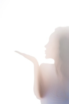 포토 JPG 스튜디오촬영 원피스 여자 실루엣 실내 한명 손짓 상반신 20대 성인 한국인 의료성형뷰티 국내포토 1 옷 모션 촬영기법 사람 동양인 청년 내부 파일형식