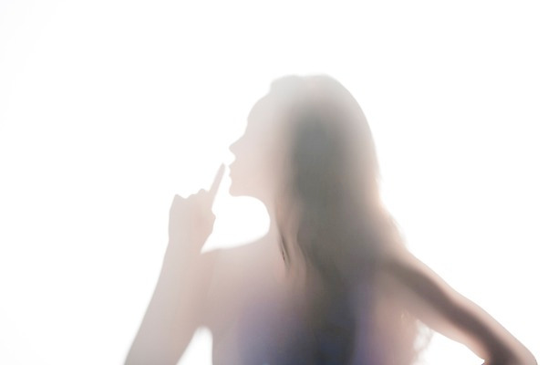 포토 JPG 스튜디오촬영 원피스 여자 실루엣 실내 한명 손짓 상반신 20대 성인 한국인 의료성형뷰티 국내포토 1 옷 모션 촬영기법 사람 동양인 청년 내부 파일형식