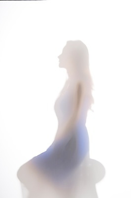 포토 JPG 스튜디오촬영 원피스 여자 실루엣 실내 한명 앉기 상반신 20대 성인 한국인 의료성형뷰티 국내포토 1 옷 모션 촬영기법 사람 동양인 청년 내부 파일형식