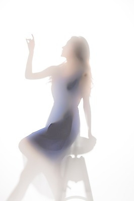 포토 JPG 스튜디오촬영 원피스 여자 실루엣 실내 한명 앉기 상반신 20대 성인 한국인 가리킴 의료성형뷰티 국내포토 1 옷 모션 촬영기법 사람 동양인 손짓 청년 내부 파일형식