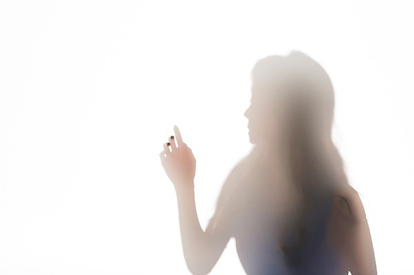 포토 JPG 스튜디오촬영 원피스 여자 실루엣 실내 한명 상반신 20대 성인 한국인 의료성형뷰티 국내포토 1 옷 촬영기법 사람 동양인 청년 내부 파일형식