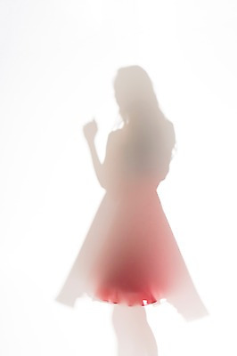 포토 JPG 스튜디오촬영 원피스 여자 실루엣 실내 한명 서기 상반신 20대 성인 빨간색 한국인 의료성형뷰티 국내포토 1 옷 컬러 모션 촬영기법 사람 동양인 청년 내부 파일형식