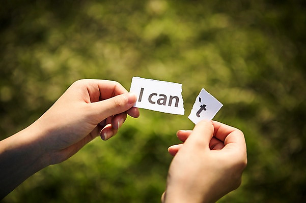 포토 JPG 문자 손 알파벳 영어 종이 백그라운드 커뮤니케이션 사람 신체부위 단어 메시지 찢어짐 국내포토 모션 파일형식