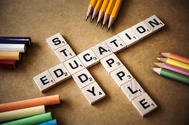 포토 JPG 스튜디오촬영 문자 알파벳 영어 교육 백그라운드 커뮤니케이션 색연필 실내 사람없음 단어 연필 블록 메시지 사과 국내포토 과일 학용품 내부 필기구 파일형식