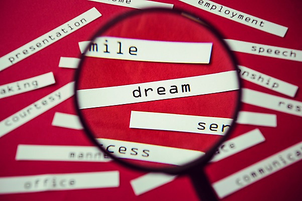 포토 JPG 스튜디오촬영 문자 알파벳 영어 종이 백그라운드 돋보기 커뮤니케이션 실내 사람없음 단어 꿈 메시지 국내포토 내부 파일형식