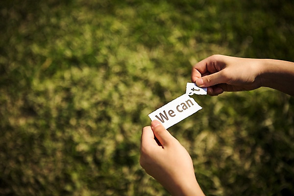 포토 JPG 문자 손 알파벳 영어 종이 백그라운드 커뮤니케이션 사람 신체부위 단어 메시지 찢어짐 국내포토 모션 파일형식