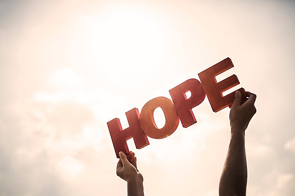 포토 JPG 주간 문자 손 알파벳 영어 백그라운드 하늘 커뮤니케이션 사람 야외 신체부위 단어 희망 메시지 국내포토 자연요소 감정 파일형식