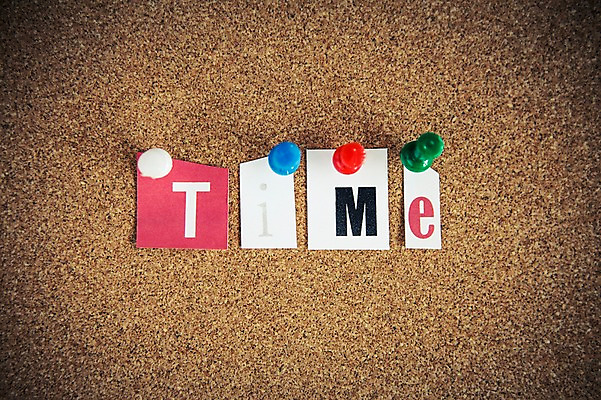 포토 JPG 스튜디오촬영 문자 알파벳 영어 백그라운드 커뮤니케이션 실내 사람없음 단어 시간 메시지 압정 코르크보드 국내포토 알림판 내부 사무용품 파일형식