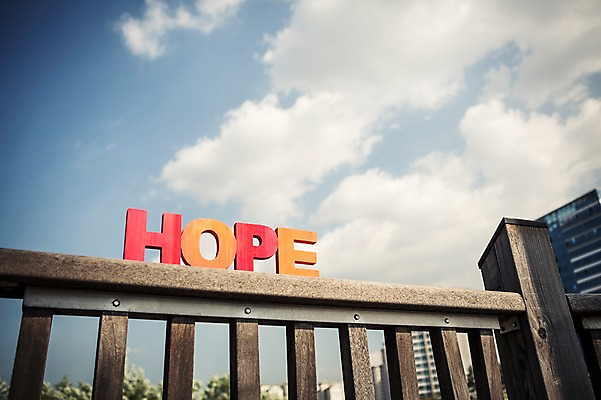 포토 JPG 주간 구름 문자 알파벳 영어 백그라운드 하늘 커뮤니케이션 사람없음 야외 단어 울타리 희망 블록 메시지 나무울타리 국내포토 자연요소 감정 담장 파일형식