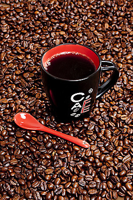 포토 JPG 해외이미지 1 커피 음료 실내 사람없음 컵 인테리어 갈색 숟가락 카페 원두 닫기 티스푼 가득함 따뜻한음료 정물화 카페인 해외202004 해외포토 식기 디자인 컬러 모션 수저 내부 상점 그림 파일형식 이미지허브