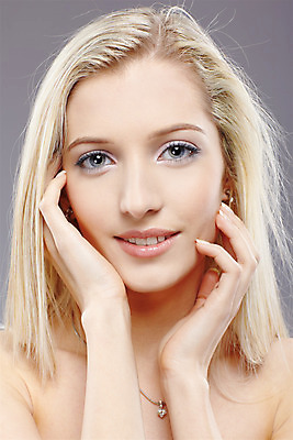 포토 JPG 해외이미지 백인 모델 라이프스타일 헤어스타일 손 여자 행복 유럽 얼굴 한명 사람 파란색 금발 유행 회색 흰색 피부 피부관리 팔 스타일 해외202004 해외포토 서양인 1 감정 나라 컬러 생활 신체부위 뷰티 파일형식 이미지허브